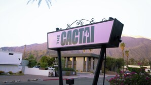 Une enseigne pour «The Cactus », avec un paysage montagneux en arrière-plan.
