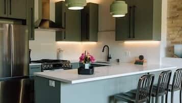 Geladeira, micro-ondas, fogão, cooktop