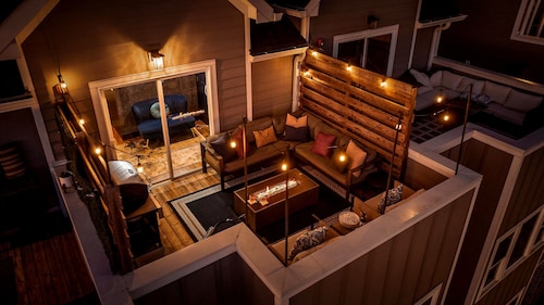 Southside Speakeasy Townhome, Rooftop Fire Pit