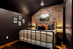 4 室のベッドルーム、セーフティボックス (室内)、デスク、アイロン / アイロン  台