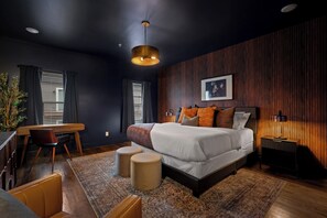 4 bedrooms, in-room safe, desk, iron/ironing board