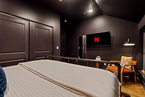 4 bedrooms, in-room safe, desk, iron/ironing board