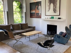 Fireplace, books, stereo - Notting Hill Enchanting 3-bedroom maisonette with private and communal garden. (London)