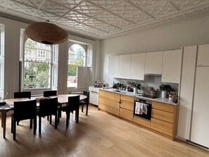 Kjøleskap, ovn, kokeplater og oppvaskmaskin