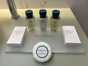 Articles de toilette écologiques, sèche-cheveux, bidet