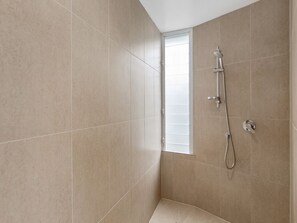 Shower, hair dryer, towels, soap - Piha Pool Oasis (Piha)