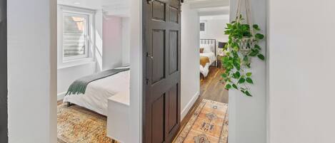 2 室のベッドルーム、デスク、アイロン / アイロン台、旅行用ベビーベッド