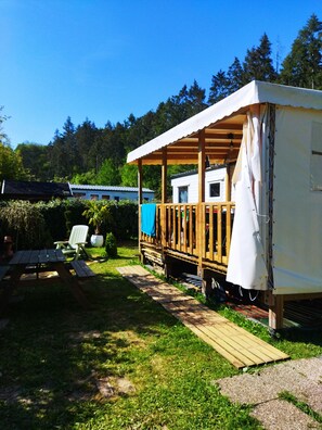 Outdoor dining - Mobile home for rent near Clecy Calvados  (Le Hom)