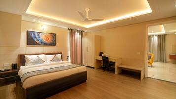 Minibar, escritorio, espacio para trabajar con laptop y wifi gratis