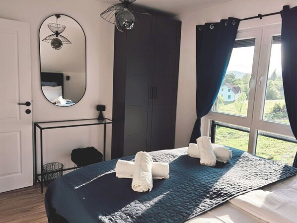 3 bedrooms, desk, iron/ironing board, WiFi