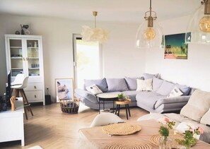 Smart TV, videojuegos, libros y videoteca