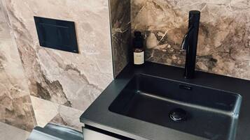 Doccia, asciugacapelli, asciugamani, sapone