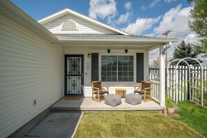 Exterior - Adorable home for everyone with WiFi, AC, and a fully fenced yard (Idaho Falls)