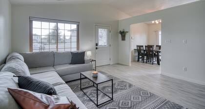 Adorable home for everyone with WiFi, AC, and a fully fenced yard