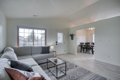 Adorable home for everyone with WiFi, AC, and a fully fenced yard