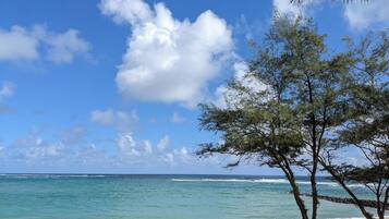 Na praia, espreguiçadeiras, toalhas de praia