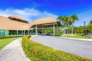 Resort view - Family Elite Golf Vacations in Cocotal (Punta Cana)