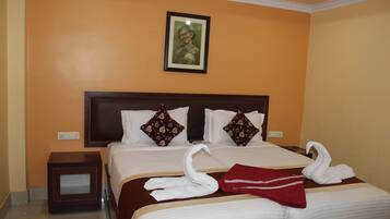 Deluxe Room | Egyptian cotton sheets, premium bedding, pillowtop beds, desk