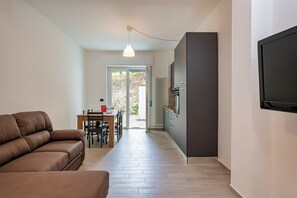 公寓 | 起居區 | 35-吋電視，提供數位頻道