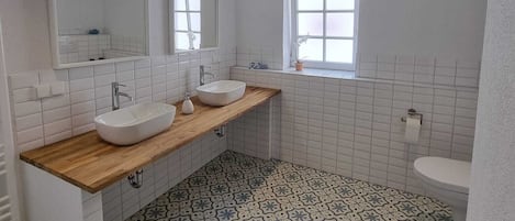 Hårføner, håndklær og toalettpapir