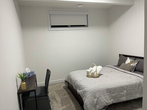 1 habitación, escritorio, tabla de planchar con plancha y cuna de viaje 