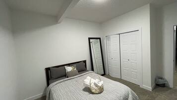 1 slaapkamer, een bureau, een strijkplank/strijkijzer, reisbedje