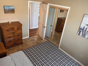 3 bedrooms, desk, WiFi, bed sheets