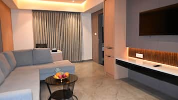 Luxury Suite, City View | Living area