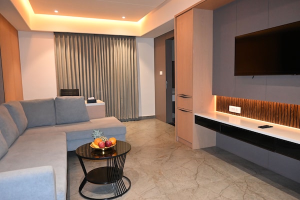 Luksussuite, byutsikt | Oppholdsområde | En 43-tommers LED-TV med kabel-kanaler