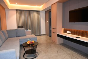 Phòng Suite Cao cấp, quang cảnh thành phố | Khu phòng khách | TV LED 43-inch có truyền hình cáp 