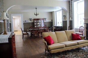 Living area - The Historic Fairbrook Manor - PA Furnace - (Pennsylvania Furnace)