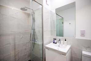 Ducha, toallas, jabón, papel higiénico