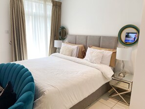 Tabla de planchar con plancha, wifi gratis y ropa de cama 