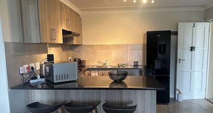 Stone Ridge Haven: Spacious 2-Bedroom Apartment for All Stays!