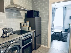 Een koelkast, een broodrooster