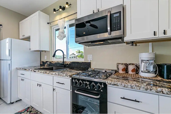 Refrigerador, microondas, horno, placa de cocina