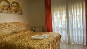 3 عدّة غرف نوم ومكواة/لوح كي وواي فاي وملاءات أسرّة