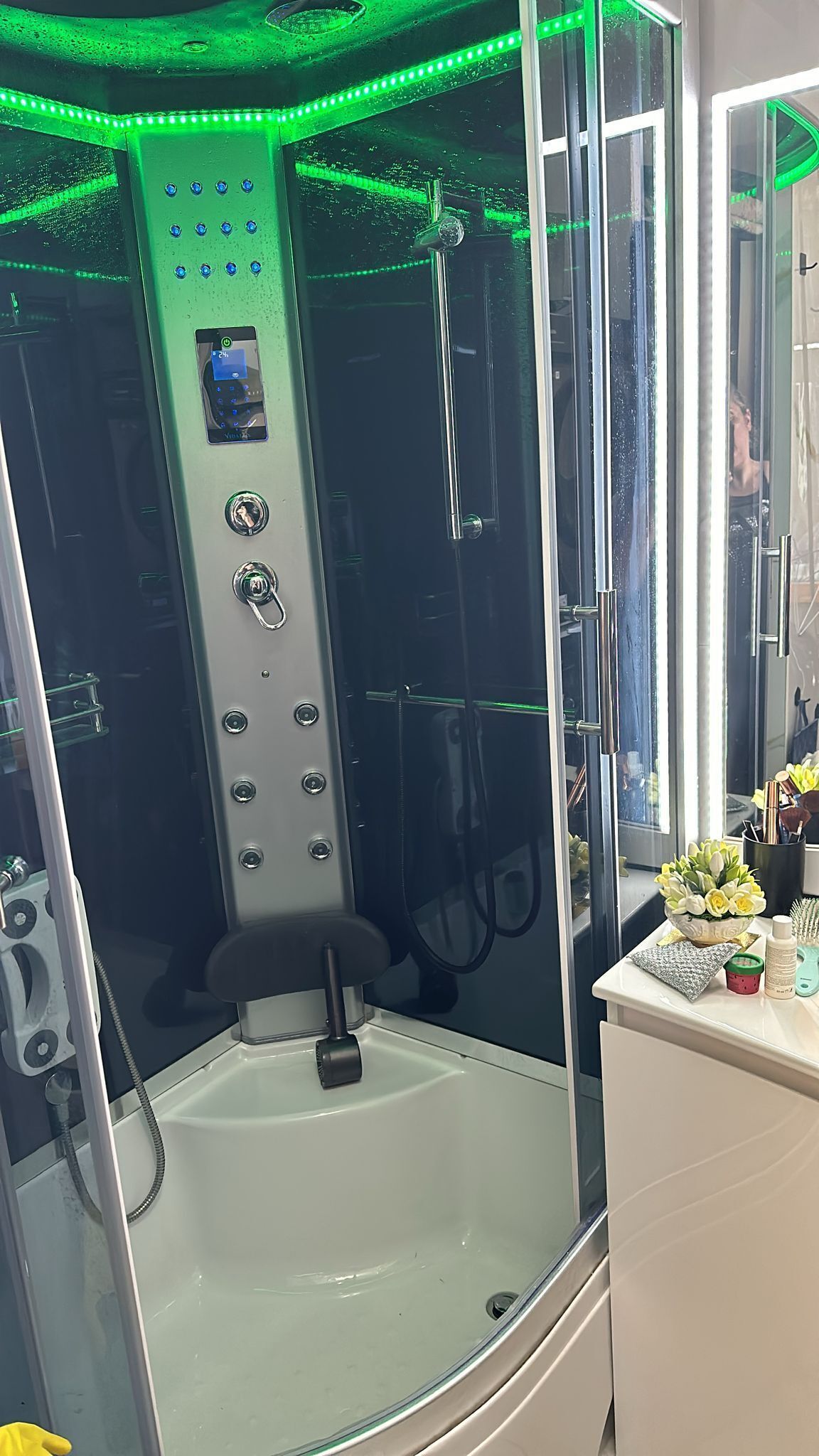 Regadera, tina de hidromasaje, secadora de cabello, bidet 