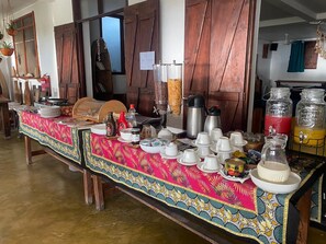 Free daily buffet breakfast - Milele beach resort (Dongwe)