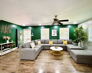 Smart-TV, Kamin, Tischfußball, Bücher