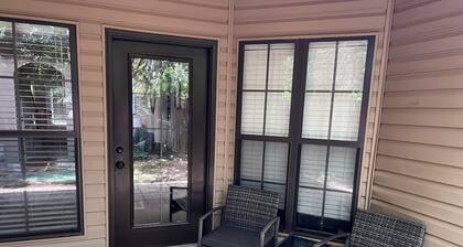 Spacious 2 BR/2.5 BA Townhome, 3 mi from Campus