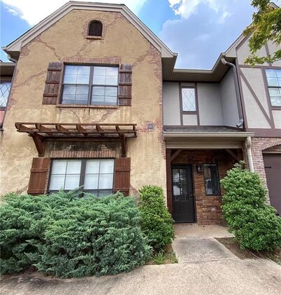 Spacious 2 BR/2.5 BA Townhome, 3 mi from Campus 