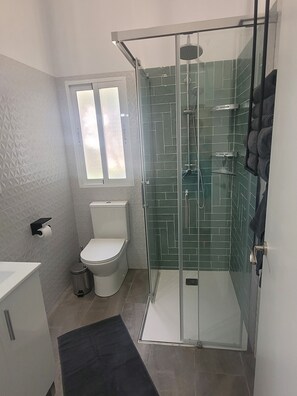 Shower, hair dryer, towels, soap - Casa Felicidad cozy holiday home 10 minutes from the beach (Chiclana de la Frontera)