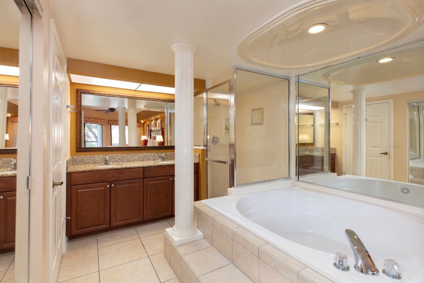 Une salle de bain moderne dotée d’une grande baignoire, d’une douche à l’italienne et d’un meuble-lavabo avec un miroir.