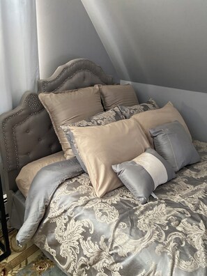 1 bedroom, in-room safe, free WiFi, bed sheets