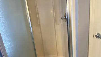 Douche, sèche-cheveux, serviettes fournies, savon