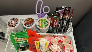 Ein Tablett mit verschiedenen Speisen, darunter Instantkaffee, Tee und Snacks.