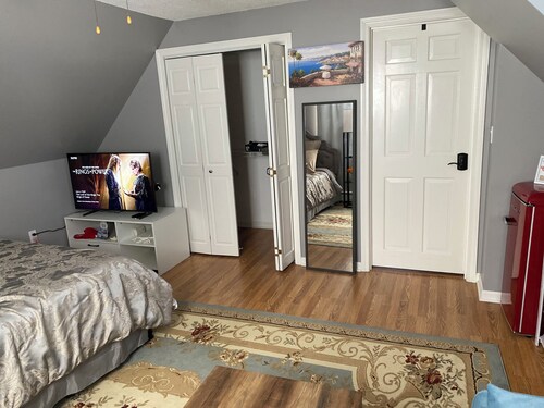 Cozy and Quiet Home One Bedroom Private Bathroom in Portland Maine. NOT KITCHEN.