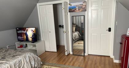 Cozy and Quiet Home One Bedroom Private Bathroom in Portland Maine. NOT KITCHEN.