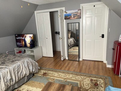 Cozy & Quiet Home in Portland Maine. One Bedroom, Private Bathroom “No Kitchen”